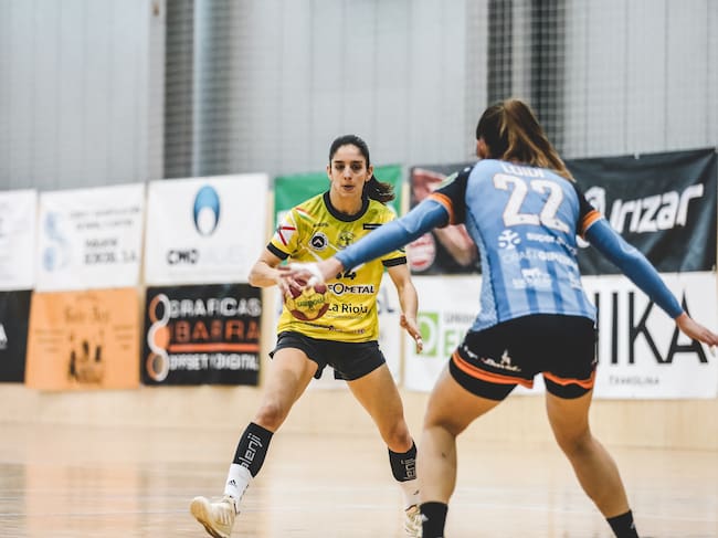 La primera línea del Sporting La Rioja, Carla Riva, en un instante de un partido en Liga Iberdrola.