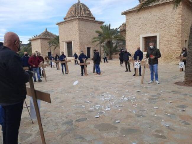 La explanada de la ermita del Calvario ha sido el escenario elegido para la nueva protesta convocada por Hostelor que han portado cruces de cartón para simbolizar su particular penitencia.
