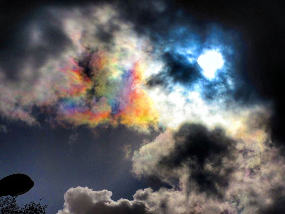 Las nubes iridiscentes que se pudieron ver este domingo en Oviedo