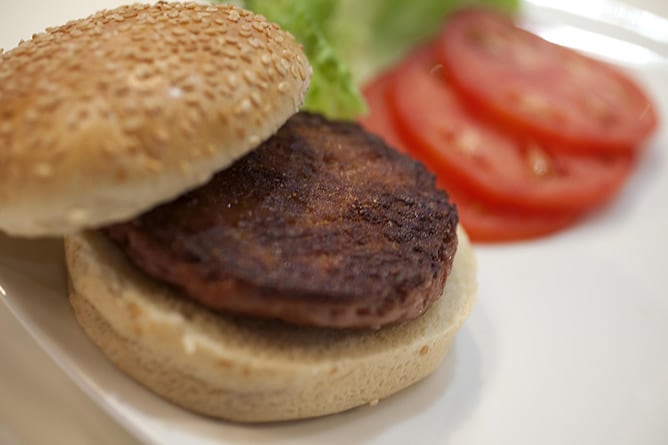 Una hamburguesa cocinada por Cultured Beef, hecha de carne fabricada en laboratorio a partir de células madre de vaca