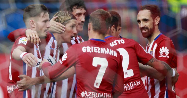 Los jugadores del Atlético felicitan a Fernando Torres por su gol al Celta.