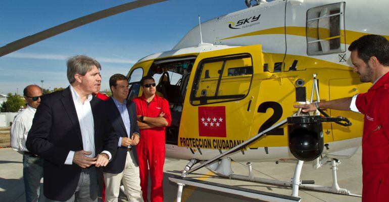 Ángel Garrido visitando el Parque Central de Bomberos de la Comunidad