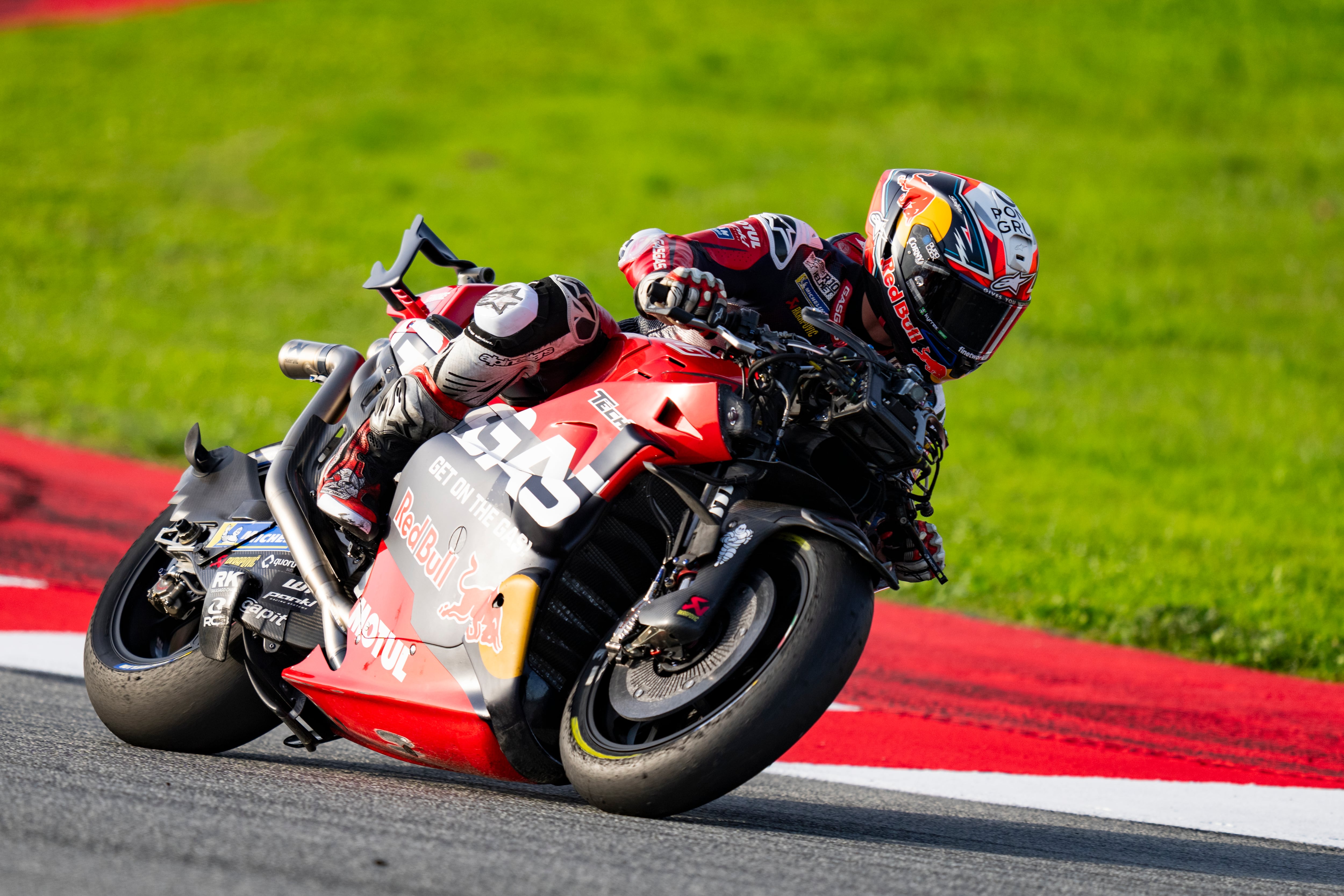 Pedro Acosta durante la carrera al sprint previa al Gran Premio de Barcelona Solidaridad de MotoGP disputada en el circuito Barcelona-Cataluña de Montmeló