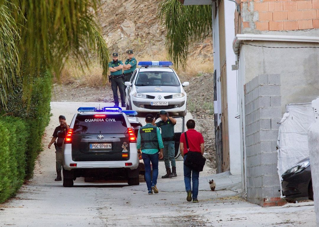 Agentes de la Guardia Civil durante los registros de la vivienda de S.R.G, pareja sentimental de Dana Leonte, la joven de 31 años de nacionalidad rumana desaparecida el pasado 12 de junio en Arenas (Málaga)