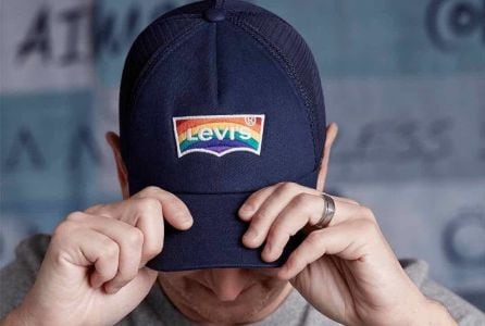 Gorra con la bandera del orgullo gay, de Levis