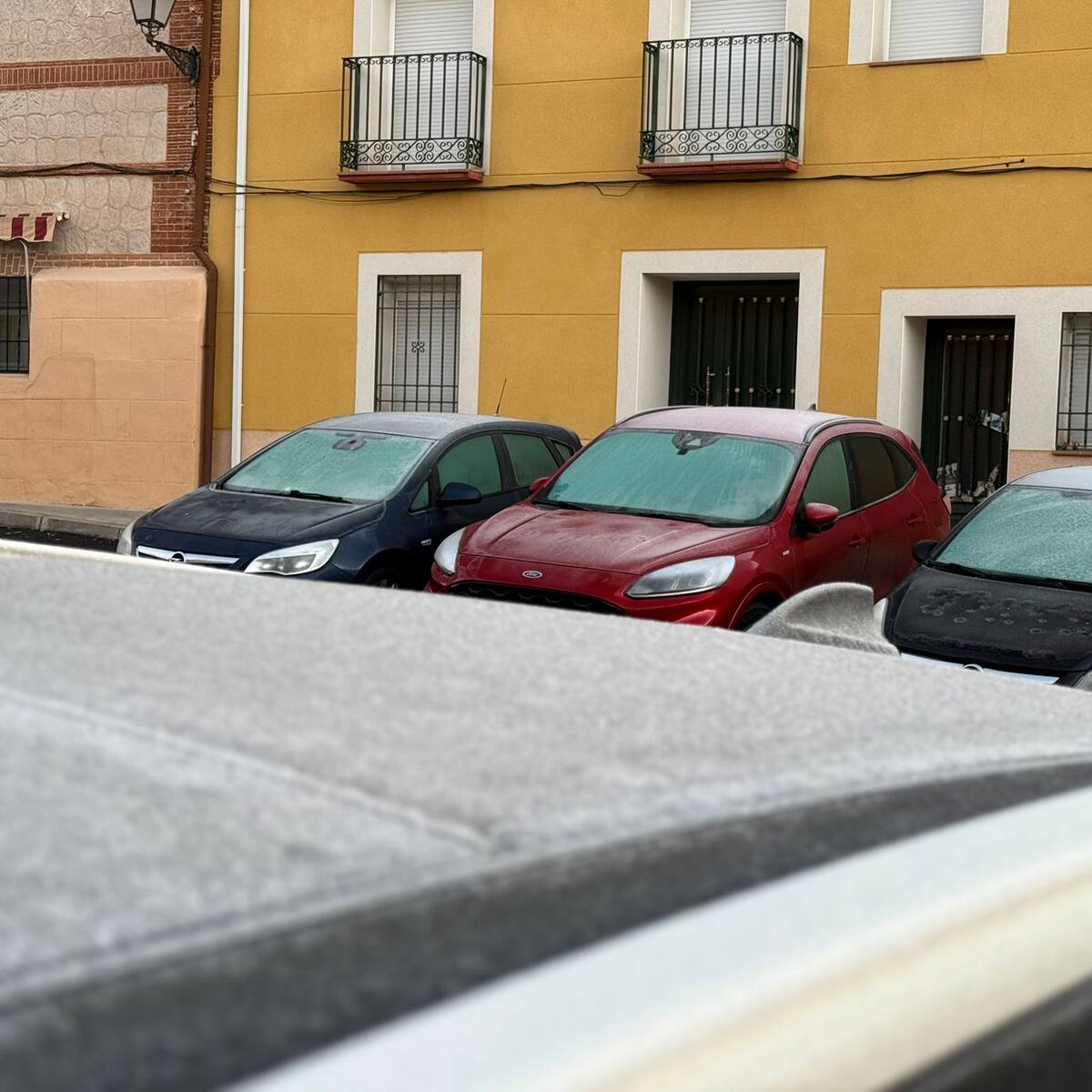 Los errores que cometes al quitar el hielo del cristal de tu coche: conoce la mejor forma para evitar esa congelación