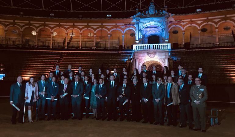 Foto de familia de los premiados, toreros y universitarios, por la Real Maestranza