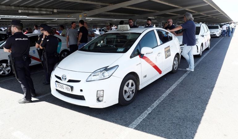 Filas de taxis estacionados en las inmediaciones del aeropuerto Adolfo Suárez Madrid-Barajas; Los taxistas de Madrid han anunciado hoy una huelga &quot;espontánea&quot; e indefinida para reivindicar la limitación de las licencias de VTC.