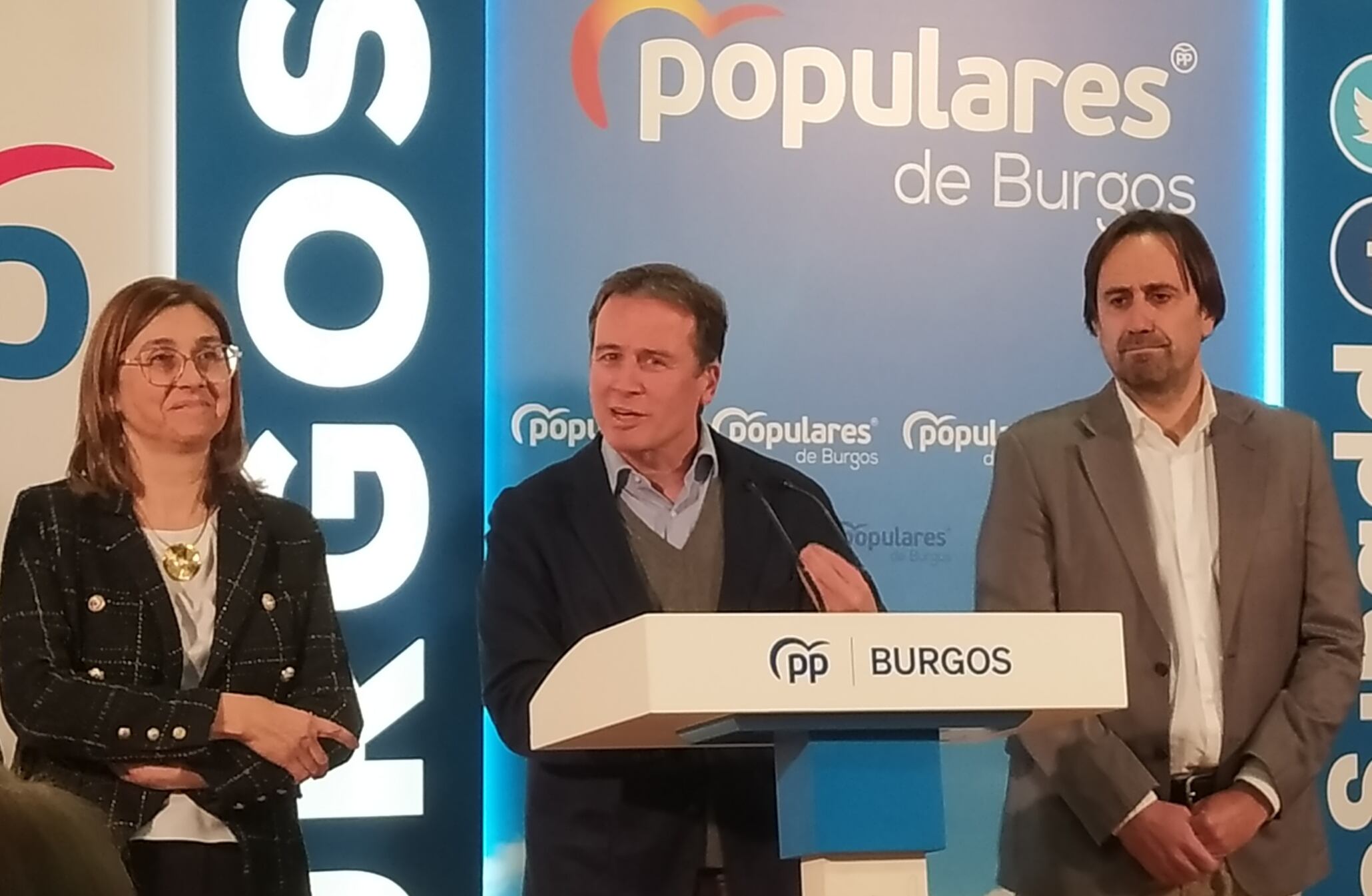 El presidente provincial del PP, Borja Suárez, flanqueado por la alcaldesa de Aranda, Raquel González y el candidato de Miranda, Sergio Montoya