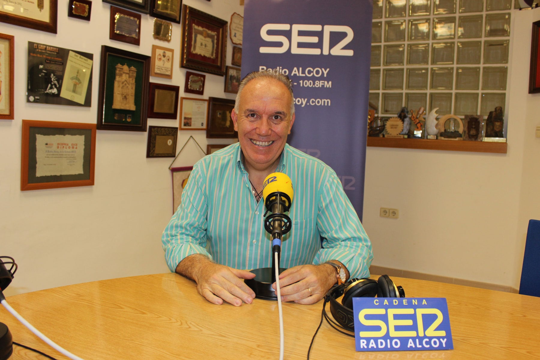 Francesc Pou, en l&#039;estudi central de Radio Alcoy