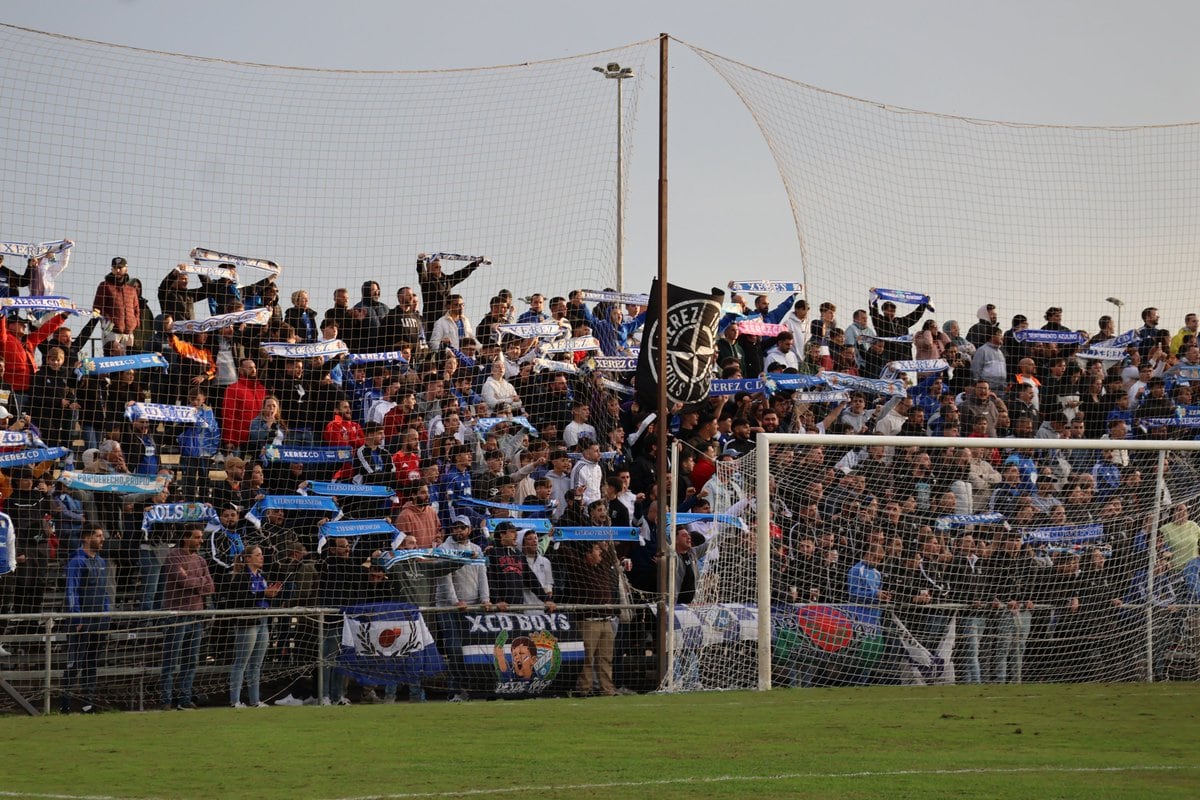 Aficionados del Xerez CD en una de las Gradas del Pedro Garrido