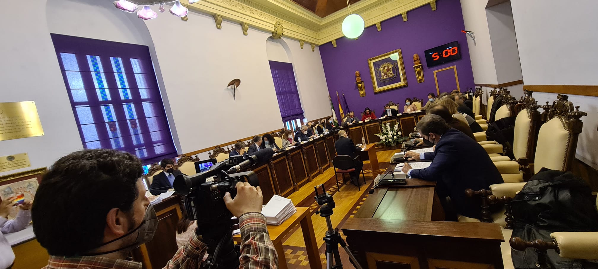 Un cámara de television graba la sesión plenaria en el Ayuntamiento de Jaén