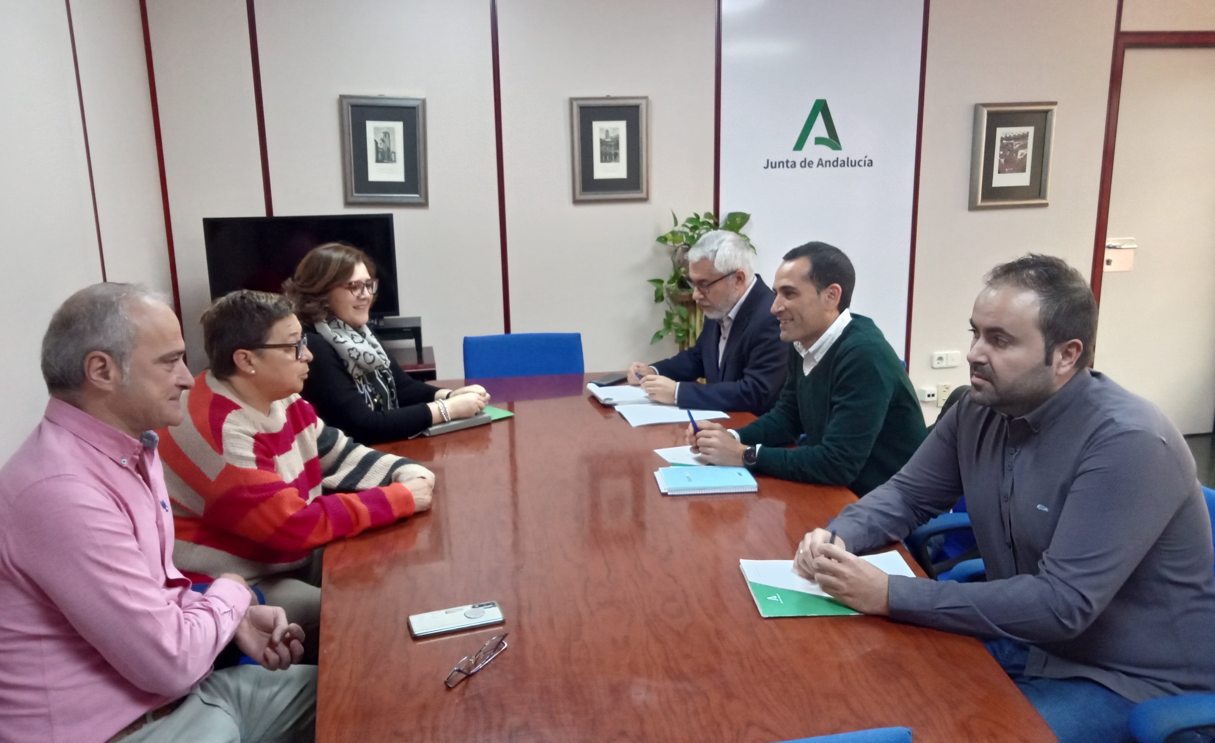 El delegado de Desarrollo Educativo, Francisco José Solano (en el centro en la fila de la derecha) durante la reunión con miembros de CSIF.