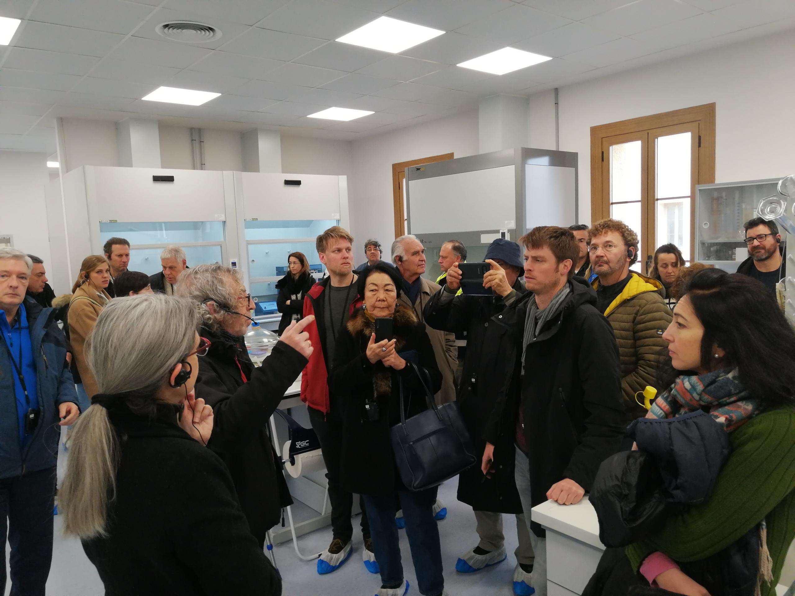 Expertos en contaminación de suelos en su visita, este viernes, al laboratorio de control de lindano en Sabiñánigo