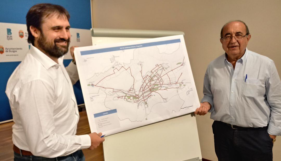 Los concejales Jorge Berzosa (PP) y Antonio Fernández Santos (PSOE) en la presentación del mapa de líneas antes de las aportaciones ciudadanas