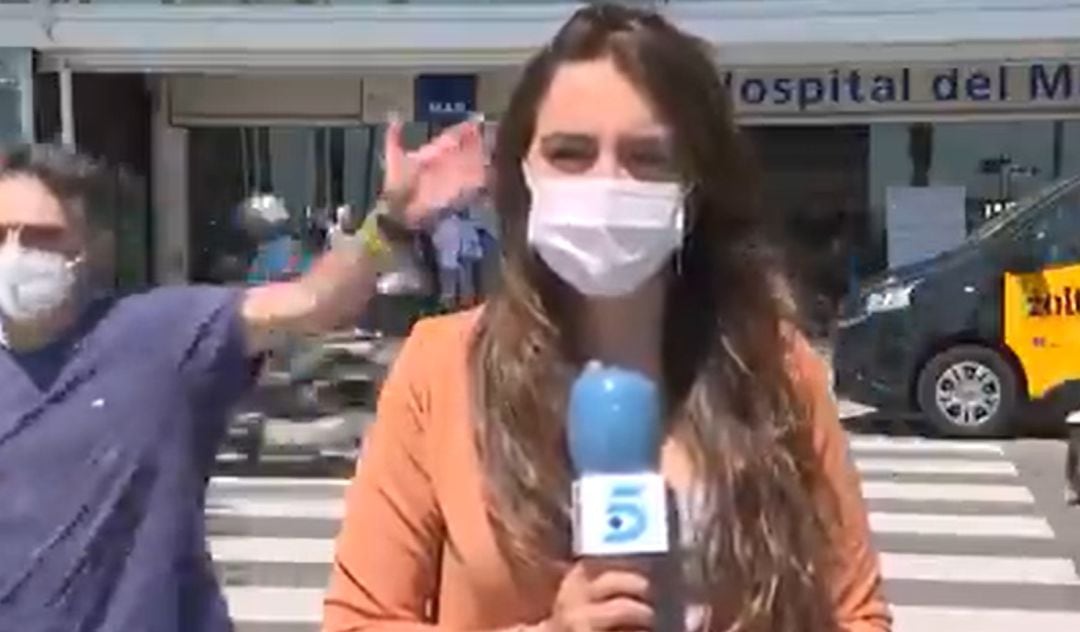 &quot;¿Qué tienes, cinco años?&quot;: una cámara abronca a un hombre por lo que hace detrás de su compañera periodista