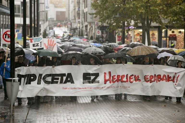 Manifestación celebrada hoy por el centro de Vitoria, dentro de las movilizaciones organizadas hoy en las tres capitales vascas