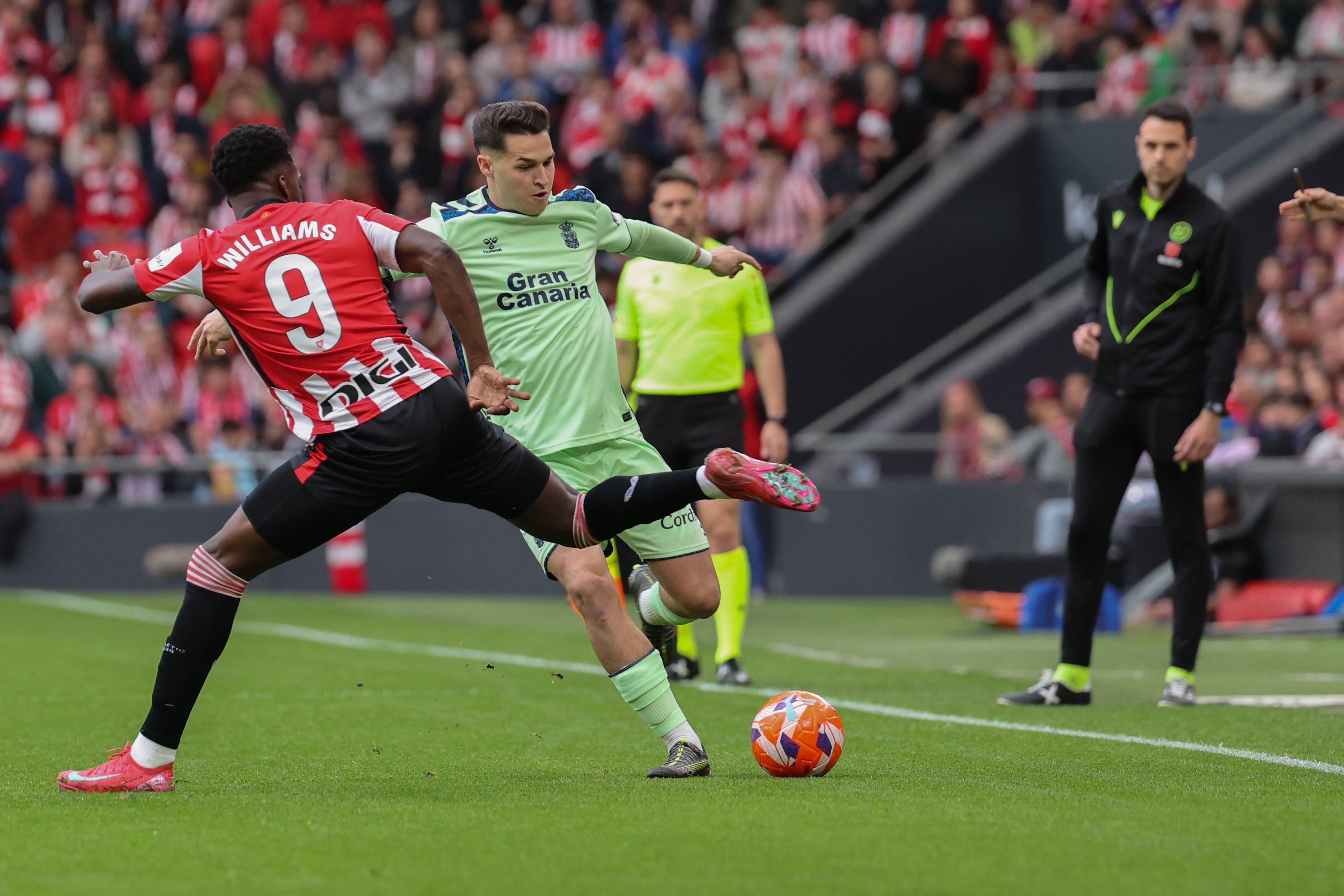 BILBAO, 23/04/2025.- El delantero del Athletic Club Iñaki Williams (i) pelea un balón con el defensa de la UD Las Palmas Mika Marmol en el partido de LaLiga entre el Athletic y la UD Las Palmas, este miércoles en el estadio de San Mamés. EFE/ Luis Tejido
