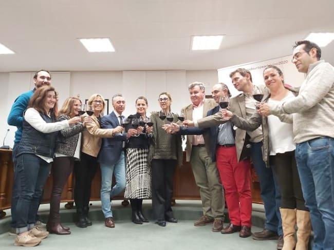 Los representantes de la candidatura y personalidades de la Ribera del Duero brindaron por la capitalidad del vino