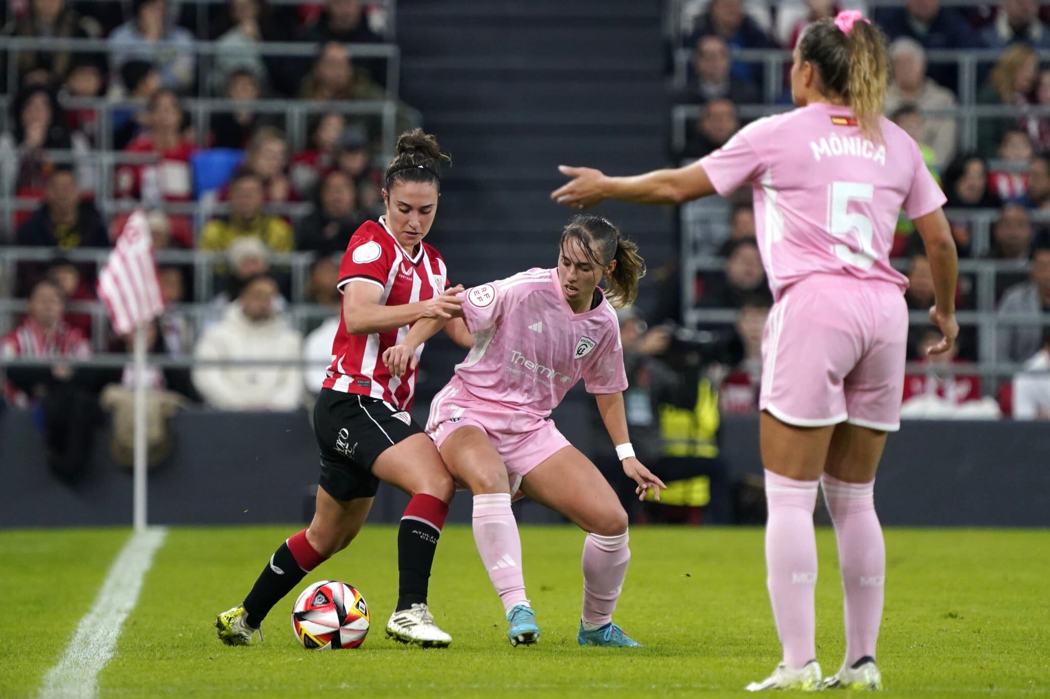 Nahikari García pelea un balón en el partido de los octavos de final de la Copa de la Reina disputado en San Mamés