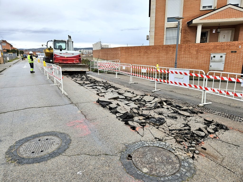 Las obras del plan SANEA en la calle Los Almendros