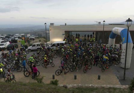 Los participantes de la III edición de la Ultra Maratón BTT en 2018 preparandose para la salida