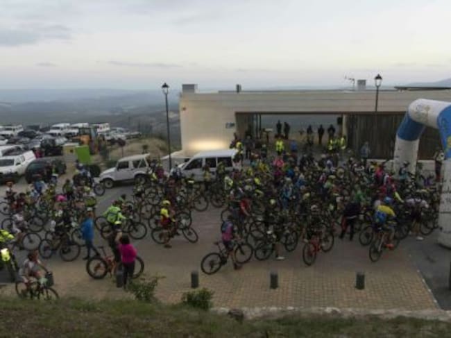 Los participantes de la III edición de la Ultra Maratón BTT en 2018 preparandose para la salida