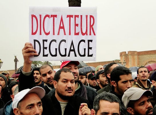 Manifestantes portan un cartel que pide la &#039;Liberación del dictador&#039;