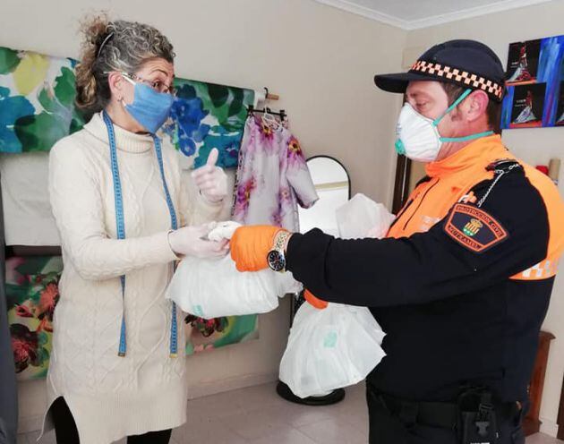 Entregando mascarillas a Protección Civil