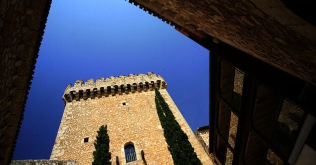 La torre del castillo de Alarcón vista desde el interior de la fortaleza.