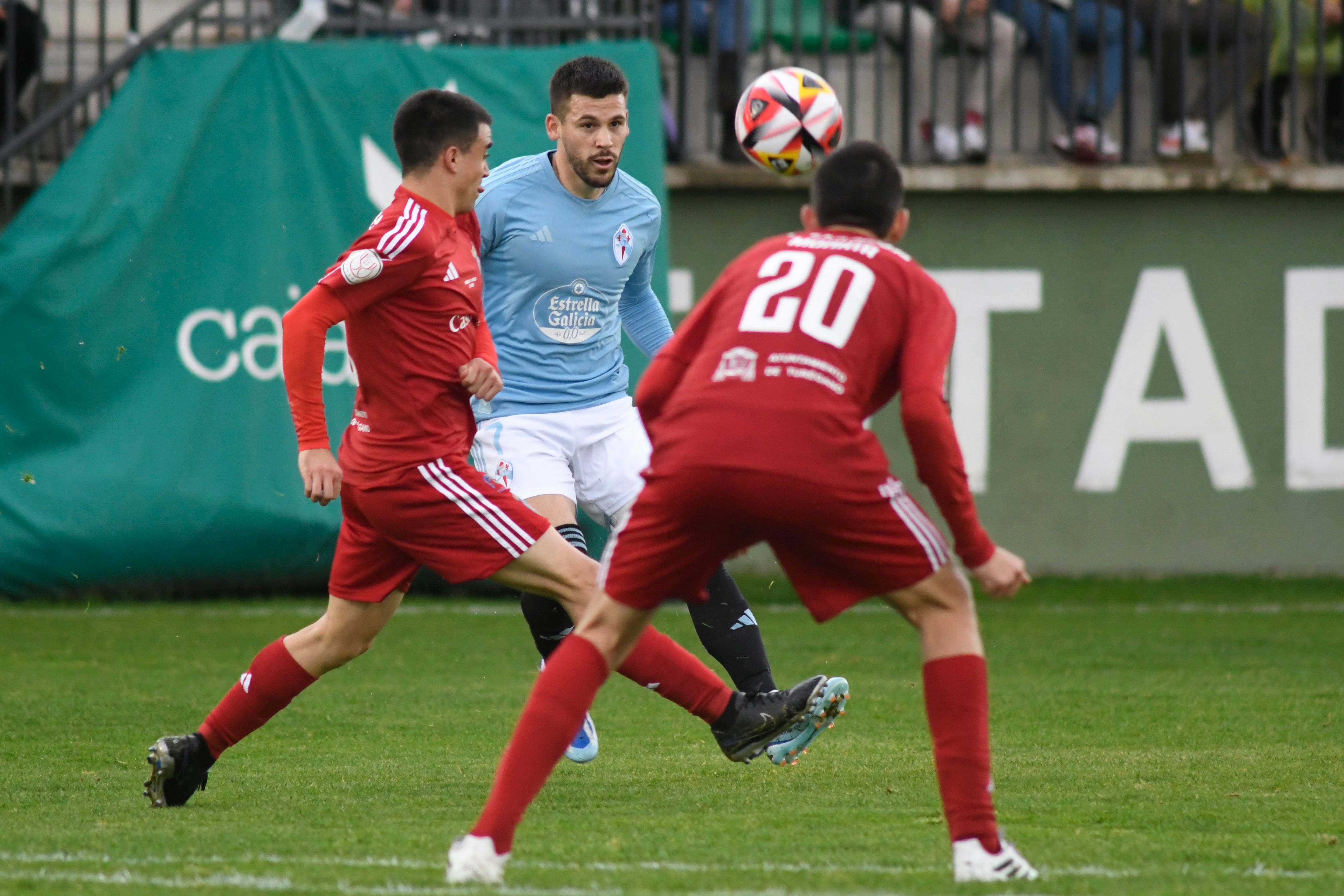 SEGOVIA, 01/01/2023 - Carles Pérez (c) del Celta y Arián González (d), del Turégano en el partido de la primera eliminatoria de la Copa del Rey este miércoles en la Ciudad Deportiva de la Albuera. EFE/ PABLO MARTIN
