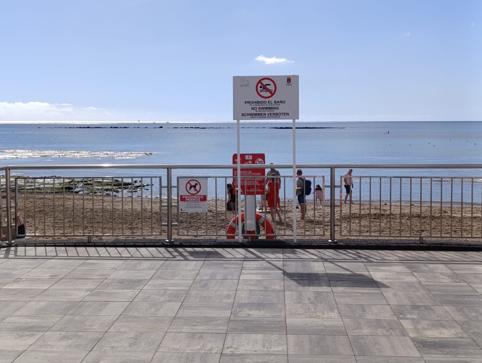 Cartel recomendando no bañarse en la playa delo Reducto de Arrecife, capital de Lanzarote.