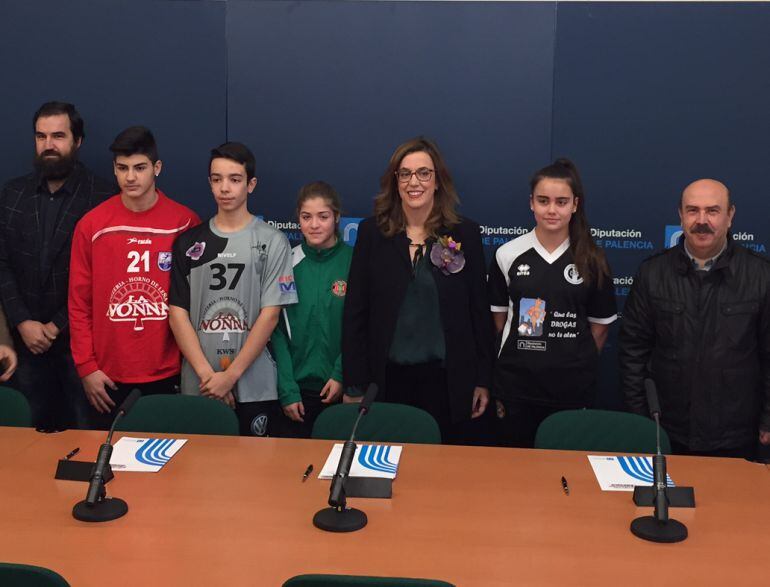 La presidenta de la Diputación (centro) en la firma del convenio