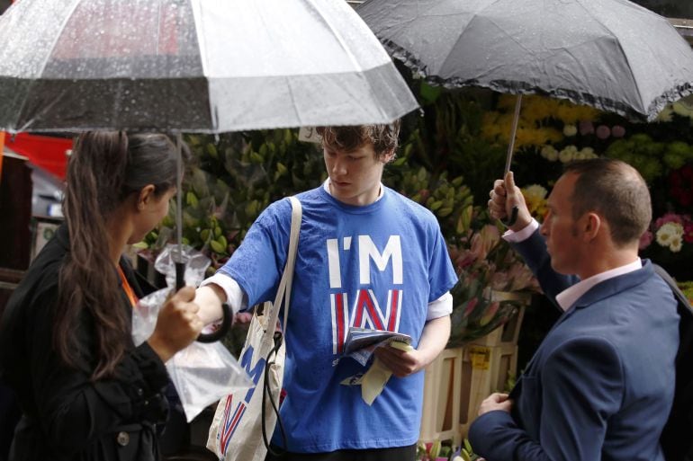 Un estudiante reparte publicidad por la permanencia en la UE