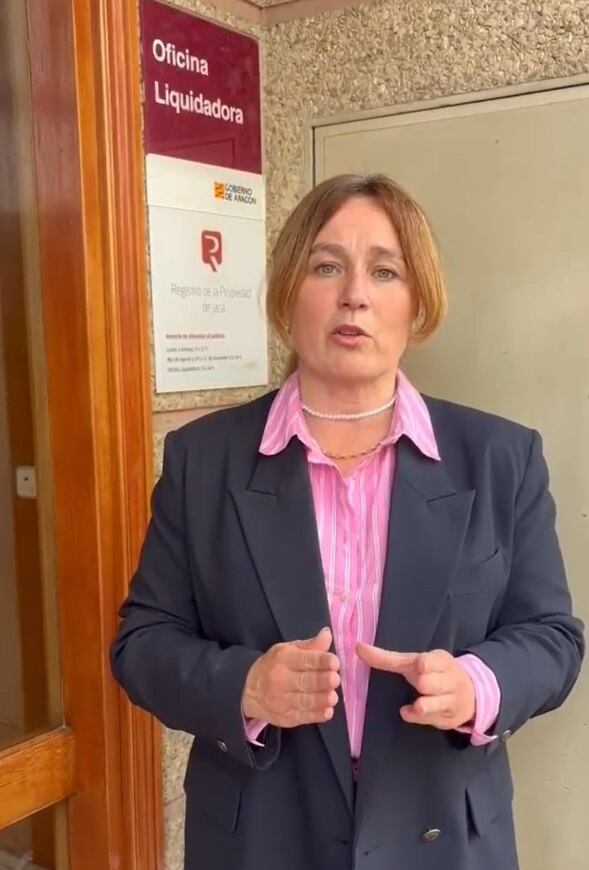 Olvido Moratinos, portavoz del PSOE Jaca, frente a la Oficina Liquidadora de Jaca