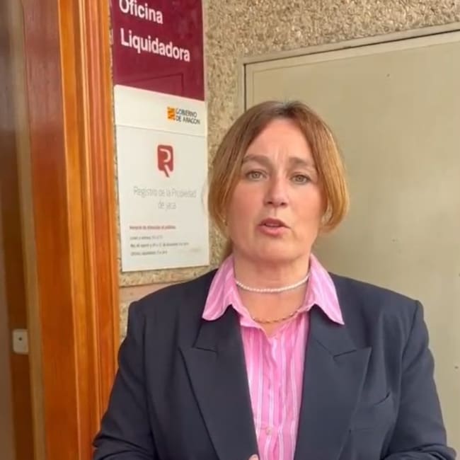 Olvido Moratinos, portavoz del PSOE Jaca, frente a la Oficina Liquidadora de Jaca