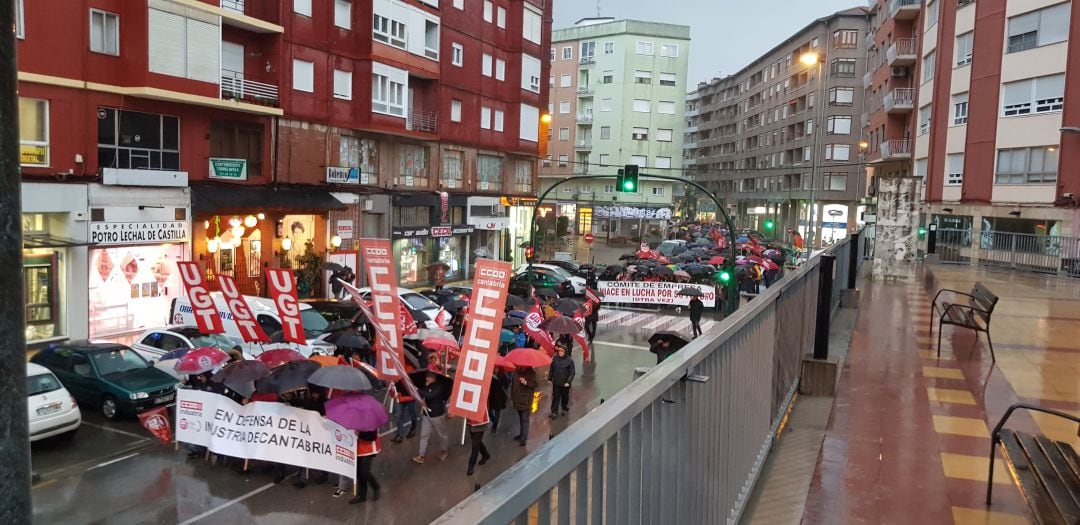 Manifestación en defensa de la industria en general y de Sniace en particular.