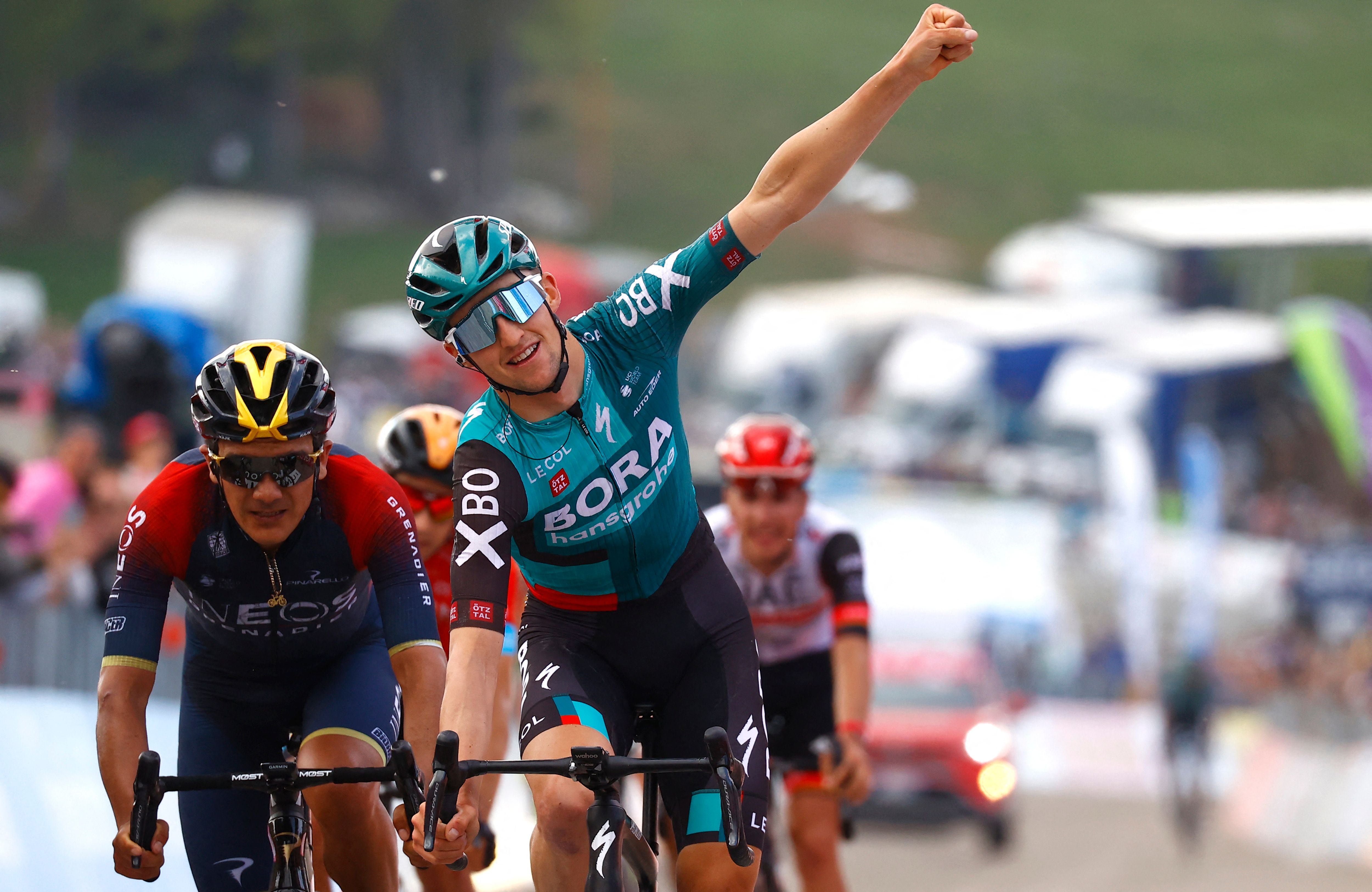 Jai Hindley, corredor del equipo Bora, celebrando su victoria en la novena etapa del Giro de Italia