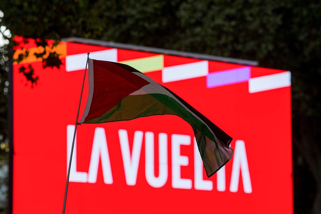Una bandera de Palestina, durante las protestas en La Vuelta. (Luis Soto/SOPA Images/LightRocket via Getty Images)