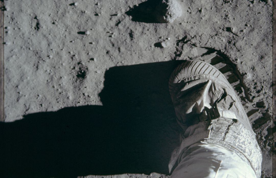 Un astronauta dejando su huella en la Luna.