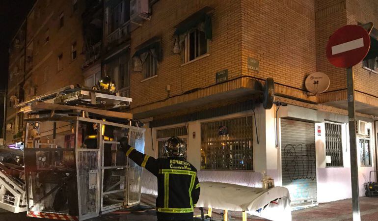 Los efectivos de Emergencias tuvieron que rescatar a todos los vecinos por la gran cantidad de humo y fuego