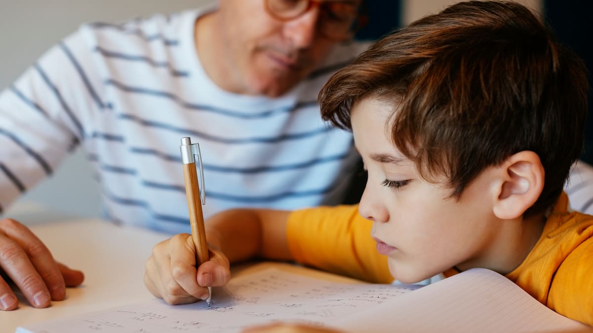 "Hay deberes buenos y malos": una experta en educación analiza las grandes cargas de trabajo que afrontan los menores tras la escuela