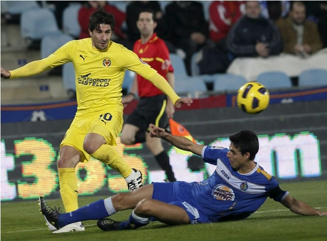 Cani pugna una pelota con Manu del Moral