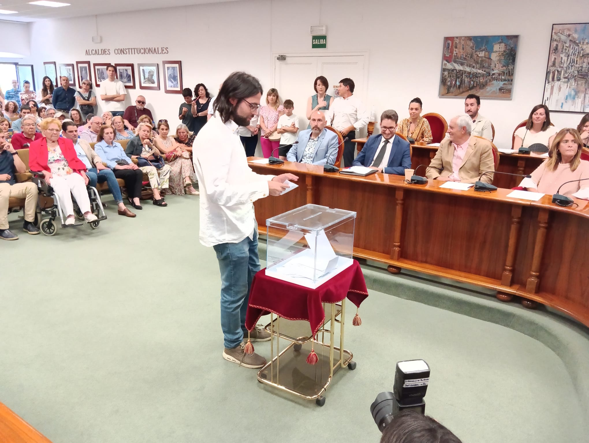 Carlos Medina, concejal de IU, en la votación de investidura