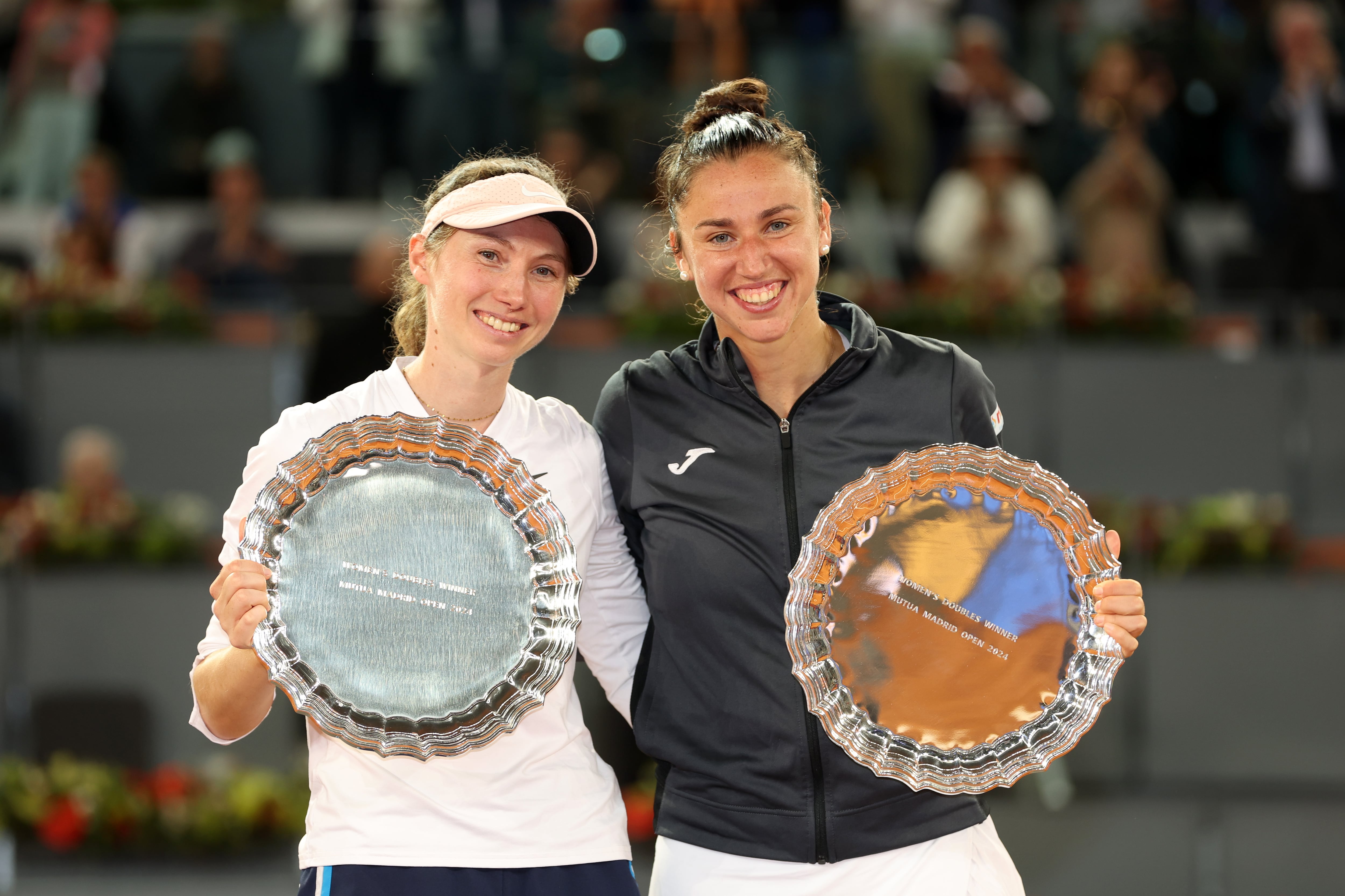 Cristina Bucsa y Sara Sorribes posan con el trofeo de dobles en el Mutua Madrid Open