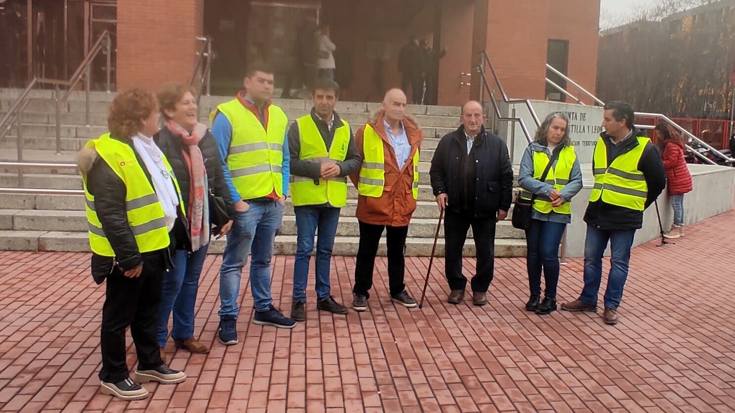 Los representantes de las asociaciones agrarias y ganaderas frente a la delegación territorial de la Junta de Castilla y León en Burgos. / Foto: Radio Castilla
