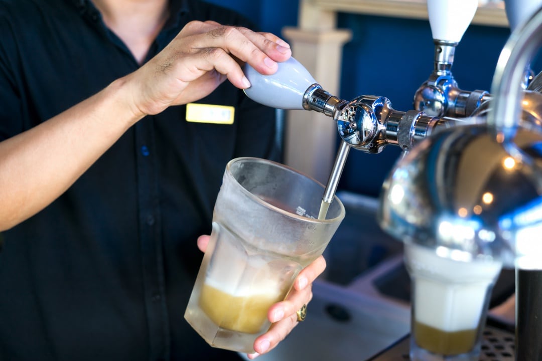 Camarero sirve una cerveza