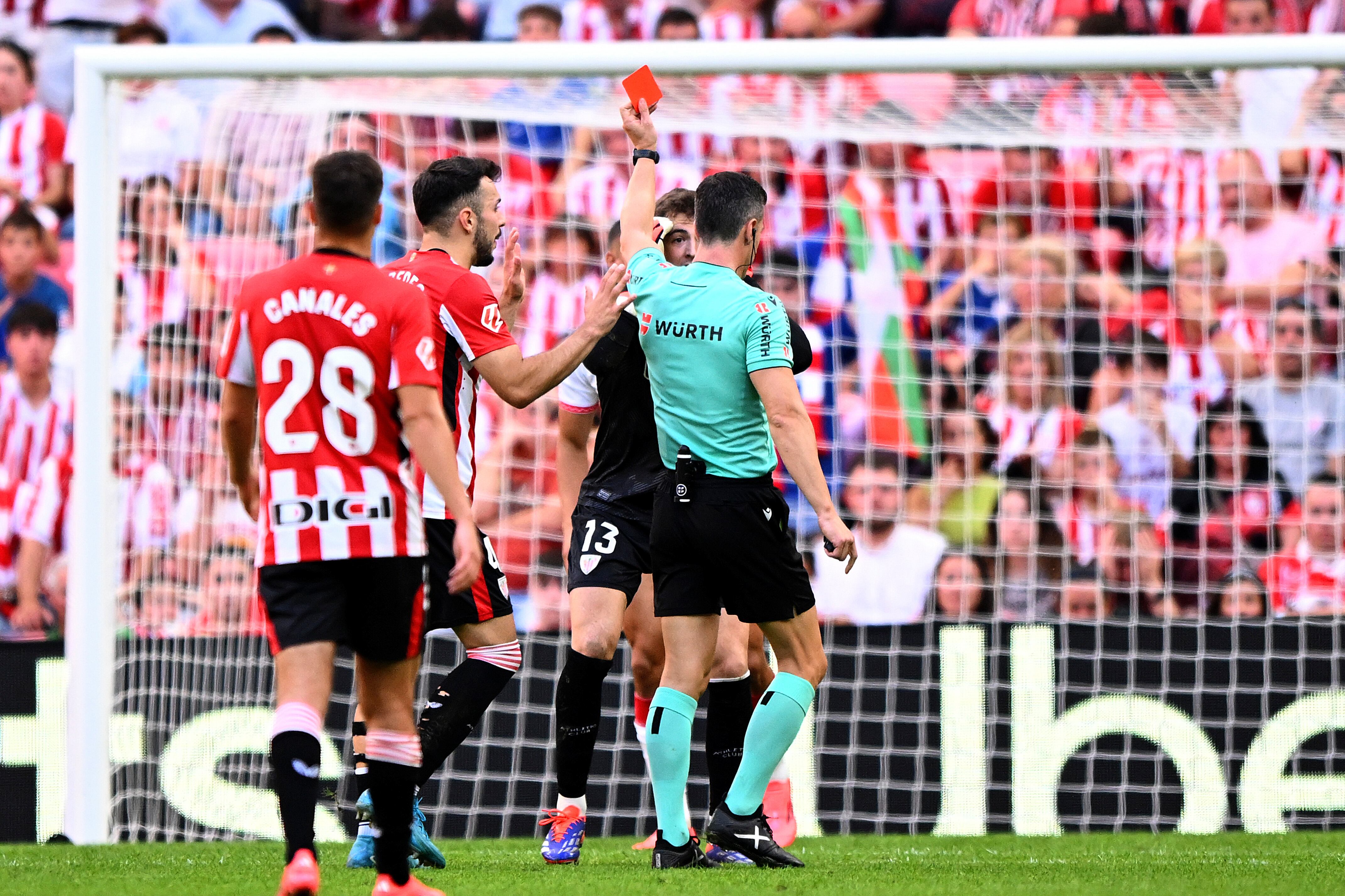 El colegiado del Athletic-Sevilla, Soto Grado, muestra a Julen Agirrezabala la tarjeta roja