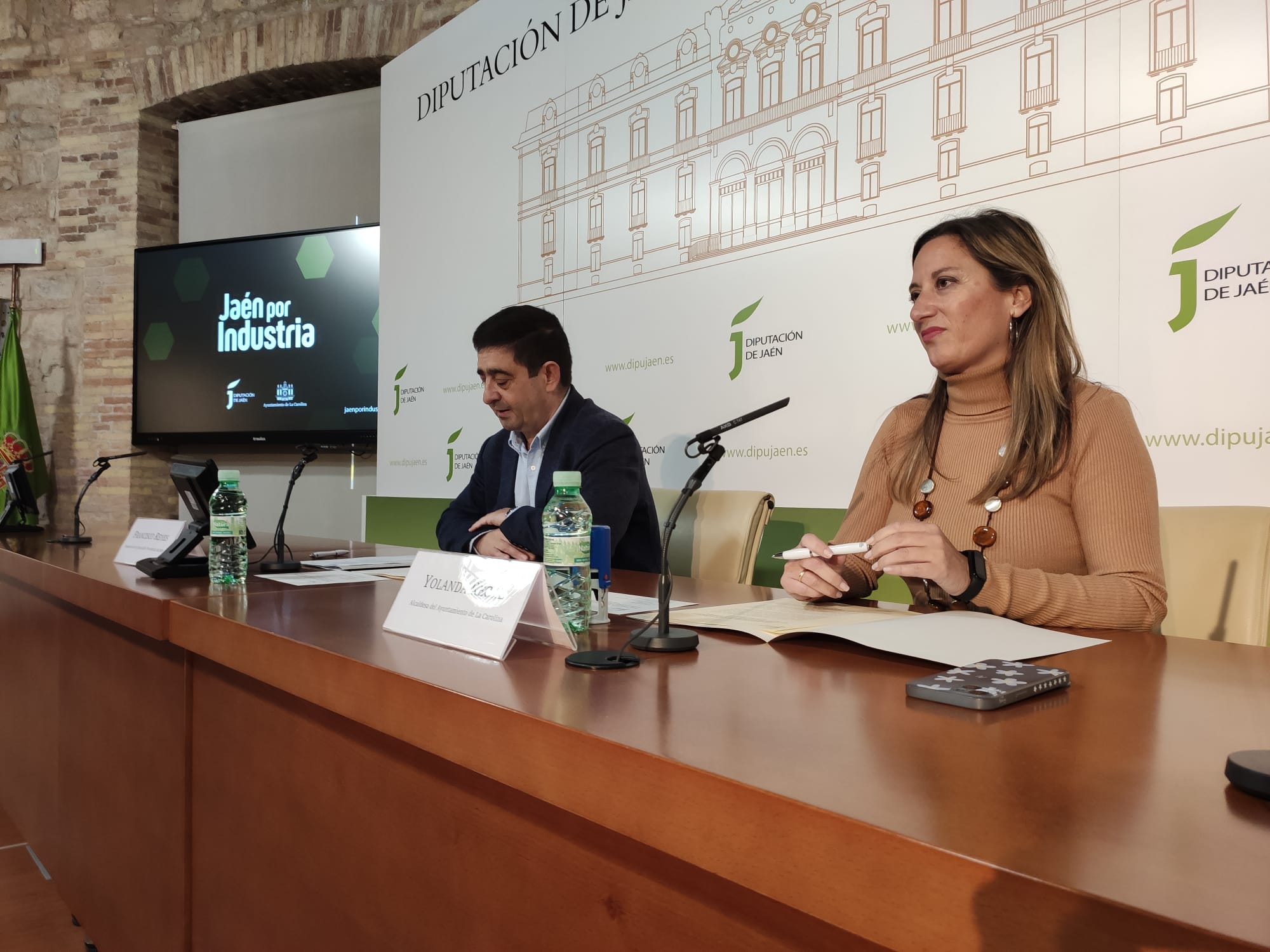 El presidente de la Diputación de Jaén, Francisco Reyes, junto a la alcaldesa de La Carolina, Yolanda Reche, durante una rueda de prensa