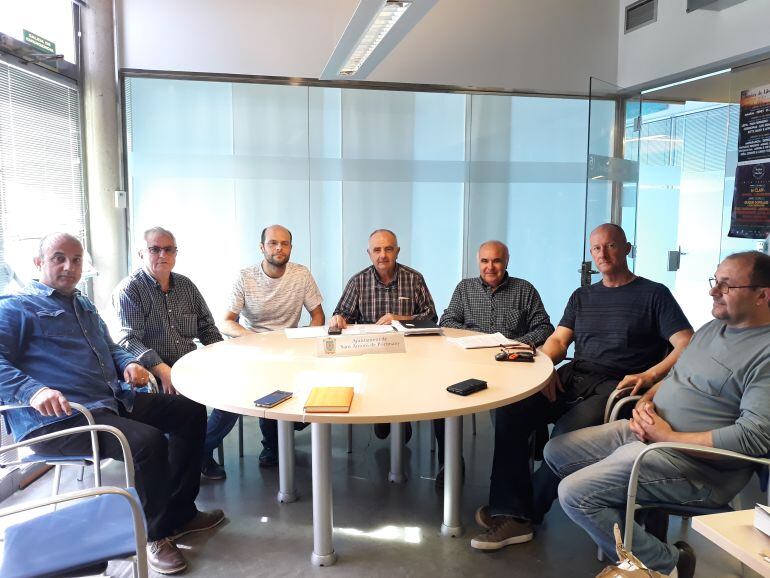 Los representantes de las asociaciones de taxistas y del municipio durante la presentación del nuevo plan